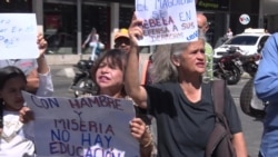 Venezolanos cuestionan aumento del salario mínimo