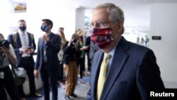 ARCHIVO - El líder de la mayoría republicana en el Senado de EE.UU., Mitch McConnell, en una comparecencia ante los periodistas el 30 de junio de 2020.