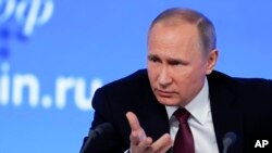 Funcionarios rusos han acusado a Washington de ejercer presión injustificada a RT, un canal de televisión ruso, acusado por algunos sectores en Washington, de interferir en la política estadounidense.