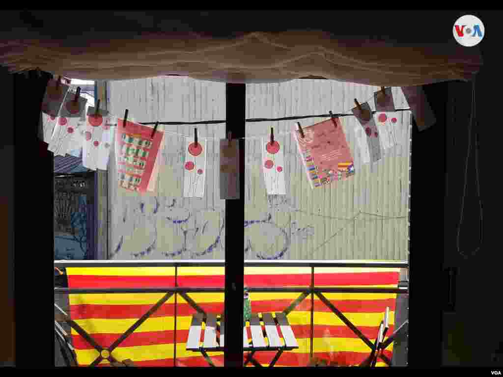 Además de imágenes de libros y rosas, la &quot;señera&quot;, la bandera de Cataluña, es otro elemento popular en los balcones catalanes. [Foto: Cortesía de Anna Dunjó]
