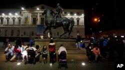 Los habitantes de Santiago salieron a las calles tras el fuerte sismo registrado el miércoles, 16 de septiembre de 2015.