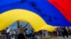 Simpatizantes opositores ondean una bandera venezolana en un mitin el primer día de la campaña, en Caracas, el 28 de octubre de 2021.