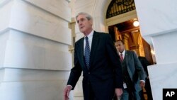 El fiscal especial Robert Mueller, que investiga la interferencia rusa en las elecciones presidenciales de 2016 y la posible colusión entre Moscú y la campaña Trump, sale del Capitolio en Washington, el 21 de junio de 2017.
