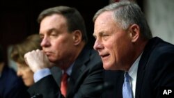 El presidente de la Comisión de Inteligencia del Senado de EE.UU., senador Richard Burr, (derecha) y el vicepresidente, senador Mark Warner, durante una audiencia de la comisión sobre interferencia rusa en las elecciones de 2016. 