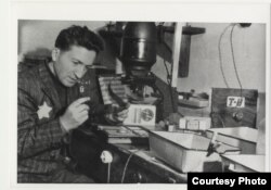 Jewish photographer Mendel Grossman in his laboratory in the Lodz ghetto. (Yad Vashem Archives)