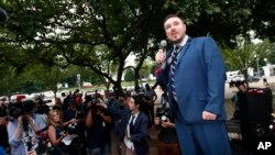 El nacionalista blanco Jason Kessler habla durante una manifestación cerca de la Casa Blanca en el primer aniversario de la manifestación "Unite the Right" (Uniendo a la Derecha) de Charlottesville, el domingo 12 de agosto de 2018 en Washington. (AP Photo / Alex Brandon)