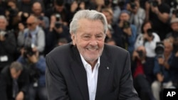 Aktor Alain Delon saat menerima penghargaan kehormatan Palme D'Or yang diterimanya di festival film internasional ke-72, Cannes, Prancis selatan, Minggu, 19 Mei 2019. (Foto: AP)