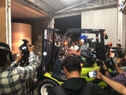 Los operarios trasladan el papel que había embargado el gobierno de Nicaragua al diario La Prensa. Foto: Houston Castillo/VOA.