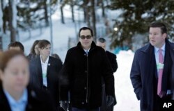 El secretario del Tesoro de EE.UU., Steven Mnuchin, se dirige a una reunión del Foro Económico Mundial, en Davos, Suiza. Enero 24, de 2018.