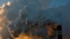 Humo y vapores surgen de la Planta Generadora de Belchatow, la mayor de Europa, en Polonia. [Foto Archivo de Reuters]
