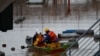 Voluntarios evacuan a un hombre en un barco de una zona inundada en Porto Alegre, estado de Rio Grande do Sul, Brasil, 12 de mayo de 2024.