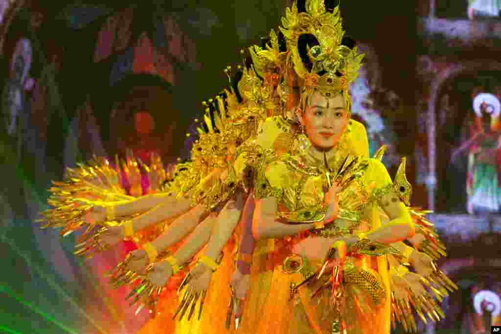 Para penari melakukan gladi resik menjelang pembukaan konferensi &#39;Pariwisata untuk Pembangunan&#39; di Beijing, China.
