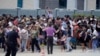 La gente se reúne frente a un centro comercial después de un tiroteo el sábado 6 de mayo de 2023 en Allen, Texas.