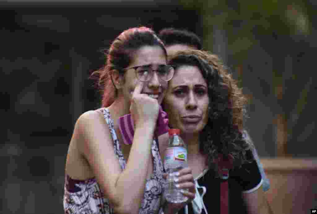Dos mujeres huyen del lugar donde una van embistió a una multitud en la popular área turística de Las Ramblas, &nbsp;Barcelona.