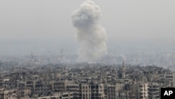 Una columna de humo se levanta tras un ataque aéreo contra insurgentes en Aleppo, Siria. Diciembre 5 de 2016.