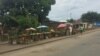 Quelques commerçants bravent la peur sur l’artère principale qui sépare les quartiers Cibitoke et Mutakura de la zone de Cibitoke à Bujumbura, Burundi. Un an jour pour jour, la crise au Burundi s'était déclenchée avec l'annonce dela candidature du Présid