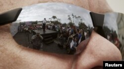 Para protegerse los ojos lo mejor son lentes de sol que cubran la mayor parte de la zona de visión y que tengan filtro UV-A y UV-B. 