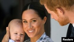 El príncipe Harry junto a su esposa Meghan y el hijo de ambos, Harry, en una foto de septiembre de 2019.