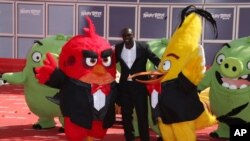 El actor Omar Sy es quien hace el doblaje del personaje Red en la película para el público que habla francés durante el festival de Cannes.