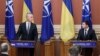 Генеральний секретар НАТО Єнс Столтенберґ і президент України Володимир Зеленський на спільній прес-конференції у Києві 31 жовтня 2019 р.