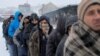 Arhiva - Migranti u redu čekaju besplatan obrok dok pada sneg, ispred prostorija carine, Beograd, Srbija 18. januar 2017. (REUTERS/Marko Djurica - RTSW2DA)