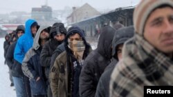 Arhiva - Migranti u redu čekaju besplatan obrok dok pada sneg, ispred prostorija carine, Beograd, Srbija 18. januar 2017. (REUTERS/Marko Djurica - RTSW2DA)
