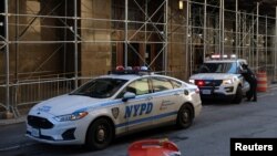 Oficiales del Departamento de Policía de la Ciudad de Nueva York (NYPD, por sus siglas en inglés) en vehículos afuera de la Oficina del Fiscal de Distrito en la ciudad de Nueva York, EEUU, el 29 de marzo de 2023.