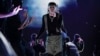 ARCHIVO - El cantante mexicano Peso Pluma durante su concierto en el Foro Sol de la Ciudad de México el sábado 11 de noviembre de 2023. Detractores del cantante dicen que sus canciones promueven la cultura de narcos y piden su retiro del programa del Festival Viña del Mar, 2024.