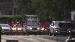 El papa recibido en Chile con mucha alegría y algunas protestas