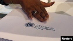 La normas de inmigración estadounidenses les permiten a los señalados para salir del país, hacerlo de manera voluntaria antes de que sean sometidos a una deportación en toda regla.