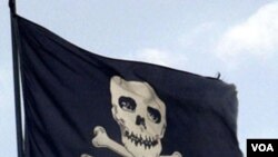 Aunque los piratas tomaron el control del buque, la fuerza europea procura hacer contacto con la tripulación para saber su situación.