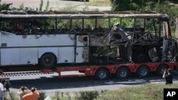 Así quedó el autobús en que viajaban los turistas muertos en el aeropuerto de Burgas, en Bulgaria.