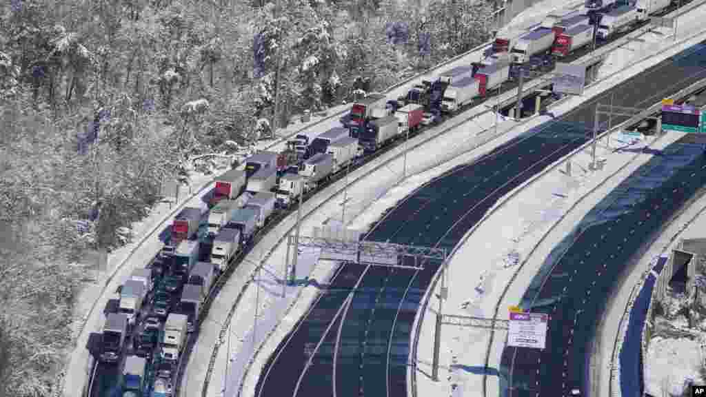 Cerca de 48 millas de la I-95 se cerraron debido al hielo y la nieve.