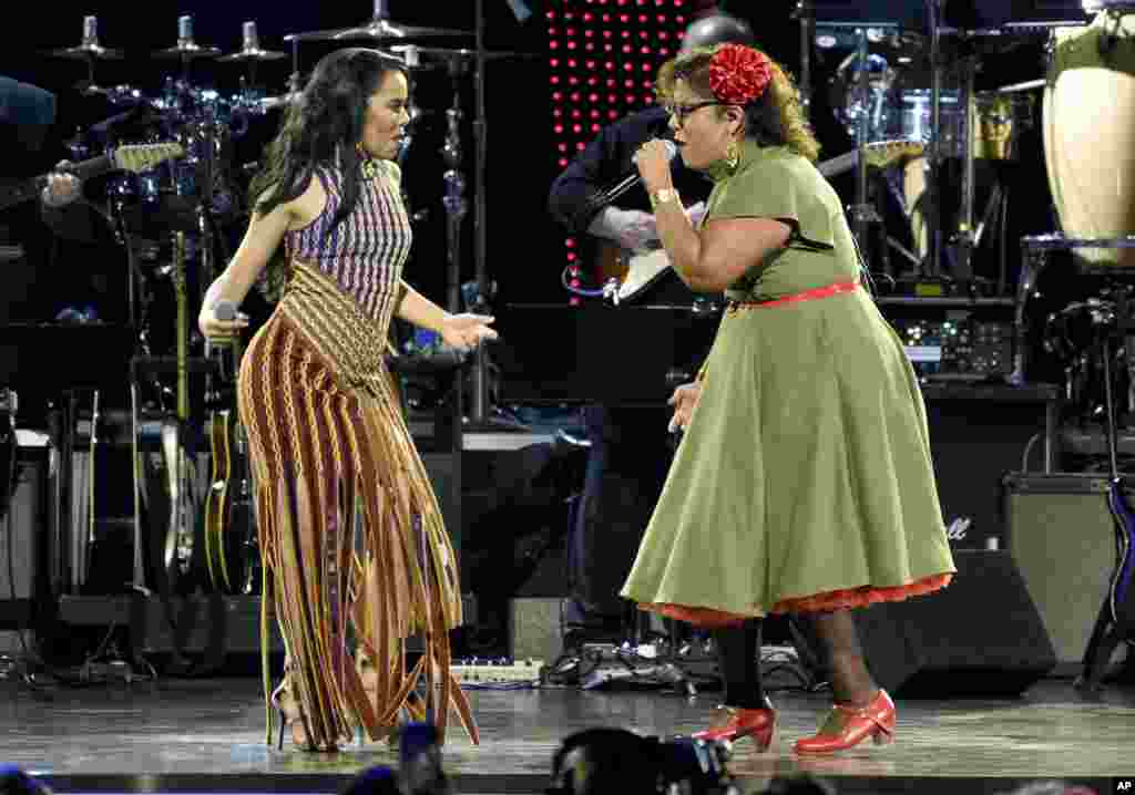 Beatriz Luengo, izquierda, y La Marisoul, de La Santa Cecilia, interpretan &quot;Corazón Espinado&quot;. 