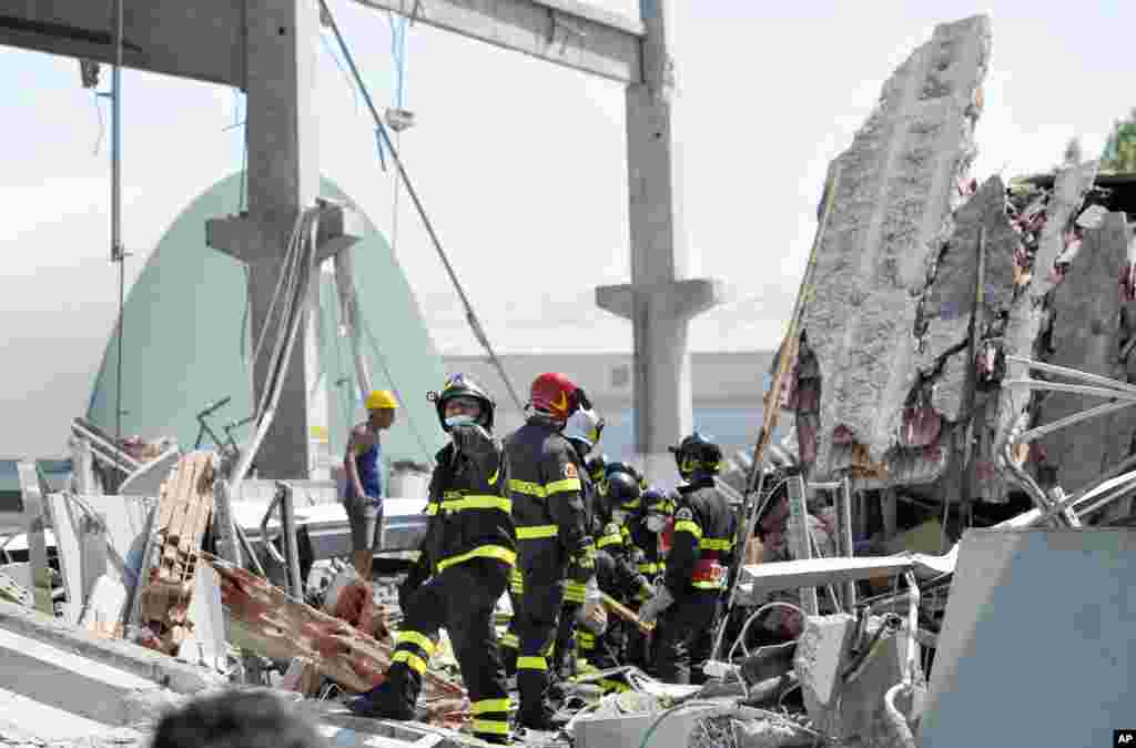 Bomberos italianos trabajan entre los escombros de una f&aacute;brica derrumbada por el terremoto en Mirandola, en el norte de Italia este martes 29 de mayo de 2009.