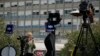 Medios de prensa esperan por noticias del papa Francisco frente al hospital Gamelli de Roma el 30 de marzo de 2023.