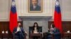 欧洲议会一个代表团团长格鲁克斯曼 (Raphaël Glucksmann)2021年11月4日在台北会见总统蔡英文（台湾总统府照片）