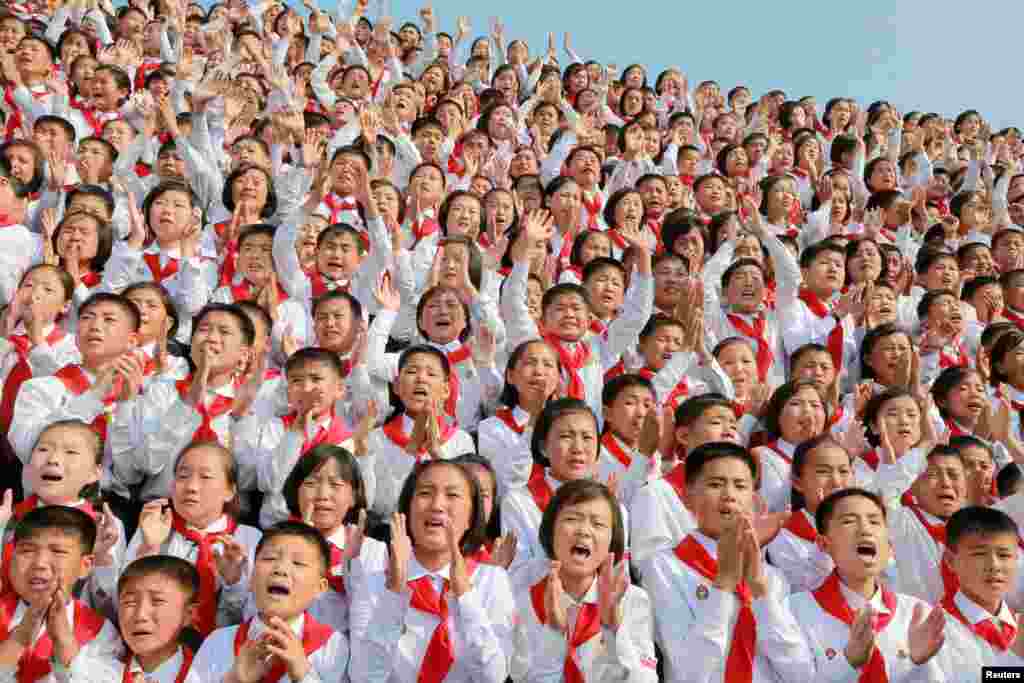 Anak-anak sekolah Korea Utara bersorak menyambung kedatangan pemimpin Korut, Kim Jong Un untuk menghadiri acara &quot;Kami (bangsa) yang paling bahagia di dunia&quot;, di Pyongyang.