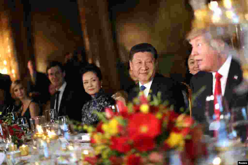 美国总统特朗普同中国国家主席习近平和夫人彭丽媛，以及特朗普的女婿库什纳、女儿伊万卡在佛罗里达州海湖庄园的晚宴上(2017年4月6日)