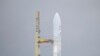 En esta imagen publicada por la NASA, el cohete Ariane 5 de Arianespace, con el telescopio espacial James Webb de la NASA a bordo, el 23 de diciembre de 2021 en el puerto espacial europeo, el Centro Espacial Guayanés, en Kourou, Guayana Francesa. (Bill Ingalls/NASA vía AP)