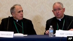Por primera vez, se espera que los obispos católicos de EE.UU. elijan a un hispano como su líder. Se trata del arzobispo de Los Angeles, José Gómez, nacido en México (derecha en la foto tomada en Baltimore, junto a cardenal Daniel Dinardo). AP/José Luis Magana, junio 11 de 2019.