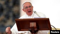 El papa Francisco dijo ante más de 150 mil personas en el Vaticano que el mundo de hoy está más preocupado por la plata que por las hambrunas.