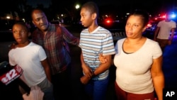 Estudiantes de la escuela secundaria Marjory Stoneman Douglas en Parkland, Florida, hablaron con la prensa el miércoles, 14 de febrero de 2018.