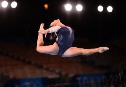 La estadounidense Sunisa Lee compite en el evento de barra de equilibrio de la final completa femenina de gimnasia artística durante los Juegos Olímpicos de Tokio 2020 en el Centro de Gimnasia Ariake en Tokio el 29 de julio de 2021.