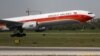 Avião da TAAG, companhia de bandeira angolana, levantando voo no aeroporto de Lisboa, 24 Abril 2018