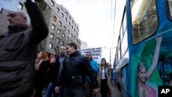 Demonstranti tokom četvrtog "Protesta protiv diktature" šetaju ulicama Beograda (AP Photo/Darko Vojinovic)