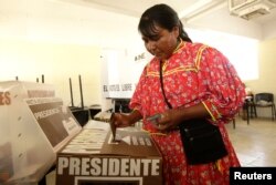Una mujer mexicana vota en las elecciones presidenciales del domingo 1 de julio de 2018, en Ciudad Juárez.