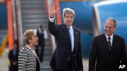 John Kerry llegó a la base militar La Aurora, en la ciudad de Guatemala. Su primer compromiso es una reunión con el presidente guatemalteco. 
