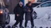 Lyudmila Navalnaya, mẹ của cố lãnh đạo lập Nga Alexey Navalny, và luật sư Vasily Dubkov, đến văn phòng khu vực của Ủy ban Điều tra Nga ở thị trấn Salekhard, vùng Yamal-Nenets, Nga ngày 17 tháng 2 năm 2024.
