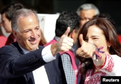 José Antonio Meade, candidato presidencial, y su esposa Juana Cuevas, salen de votar en Ciudad de México. Julio 1 de 2018.